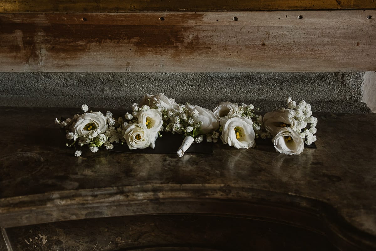 Matrimonio da favola al castello Canalis. Preparazione dello sposo. Fiori per il bavero delle giacche dello sposso e dei groomsmen