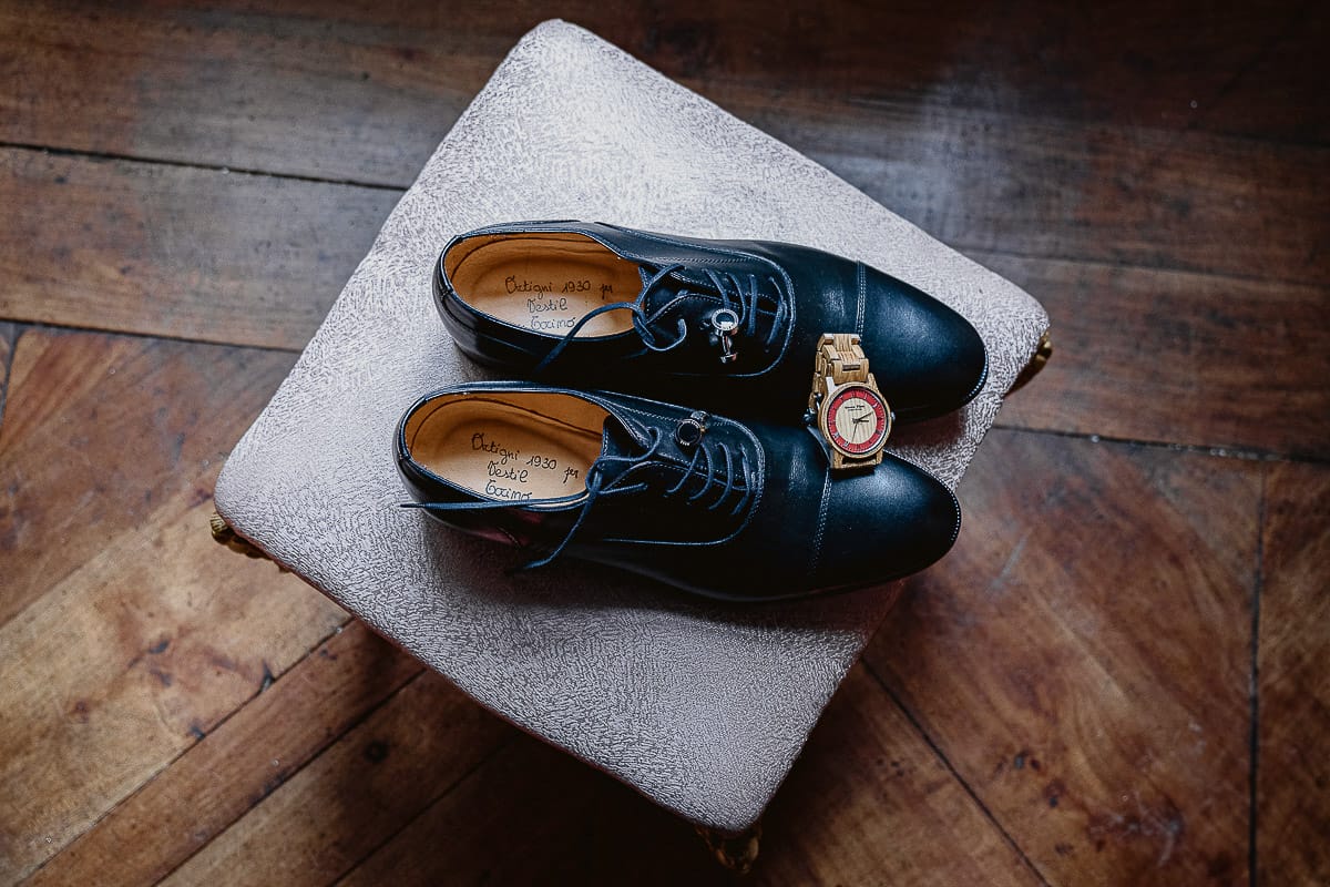 Matrimonio da favola al castello Canalis. Preparazione dello sposo. Scarpe e orologio