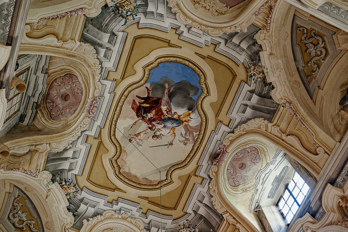 Matrimonio da favola al castello Canalis. Cerimonia. Dettaglio del soffitto affrescato.