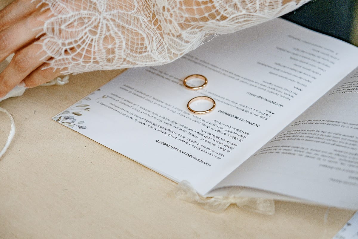 Matrimonio da favola al castello Canalis. Cerimonia. Anelli sul libretto messa.