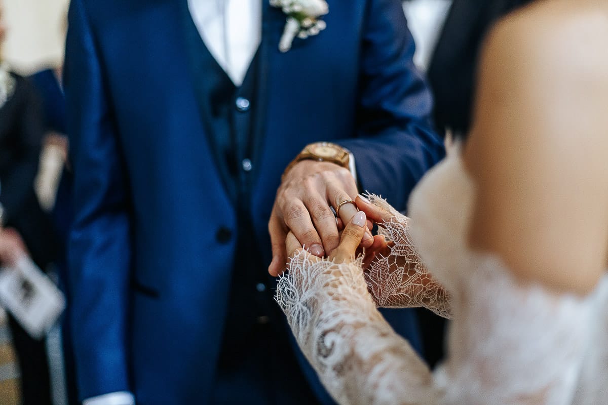 Matrimonio da favola al castello Canalis. Cerimonia. Sposa mette l'anello al dito dello sposo