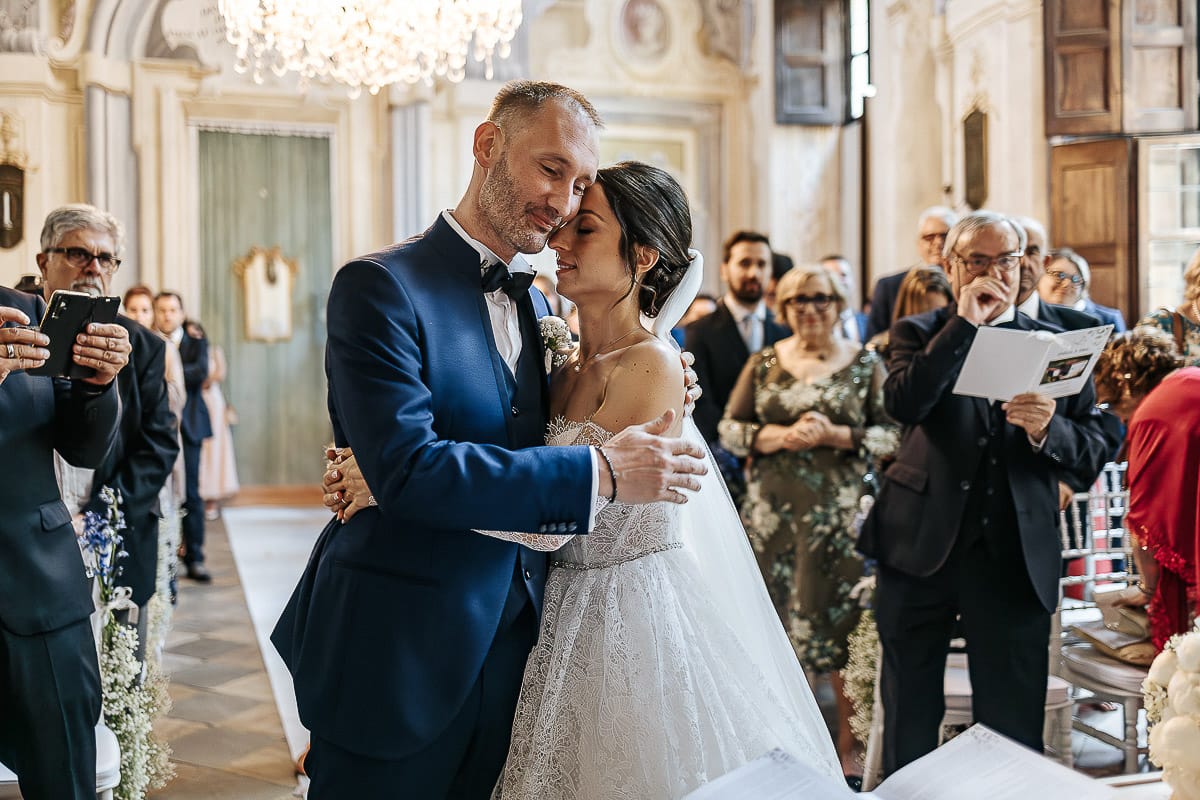 Matrimonio da favola al castello Canalis. Cerimonia. Sposi si abbracciano commossi