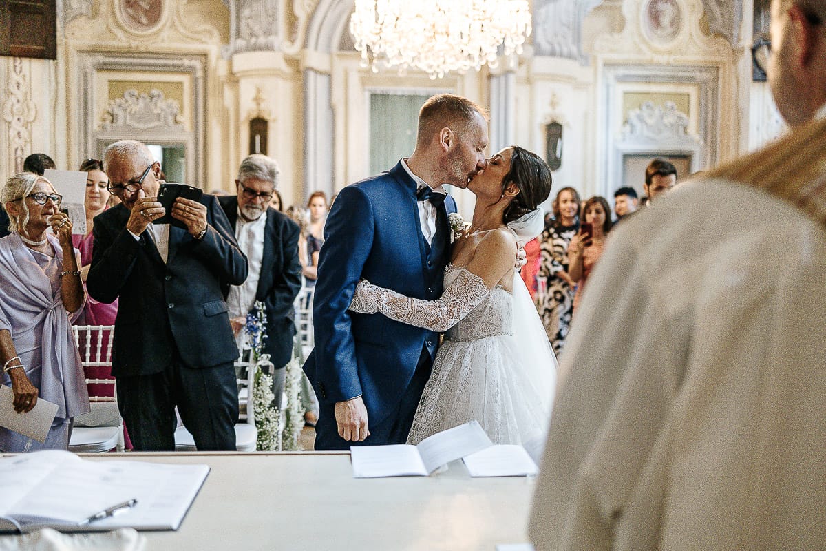 Matrimonio da favola al castello Canalis. Cerimonia. Sposi si baciano