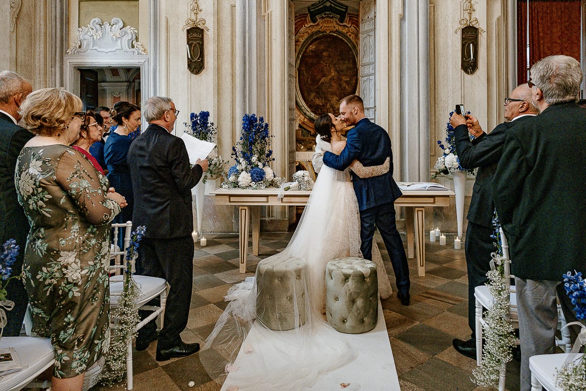 Matrimonio da favola al castello Canalis. Cerimonia. Sposi si baciano