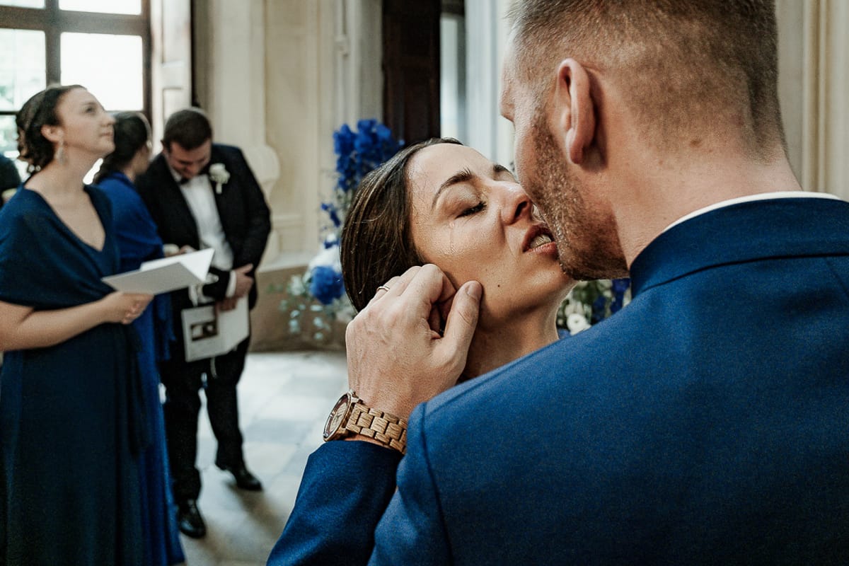 Matrimonio da favola al castello Canalis. Cerimonia. Sposi si baciano. sposa commossa piange