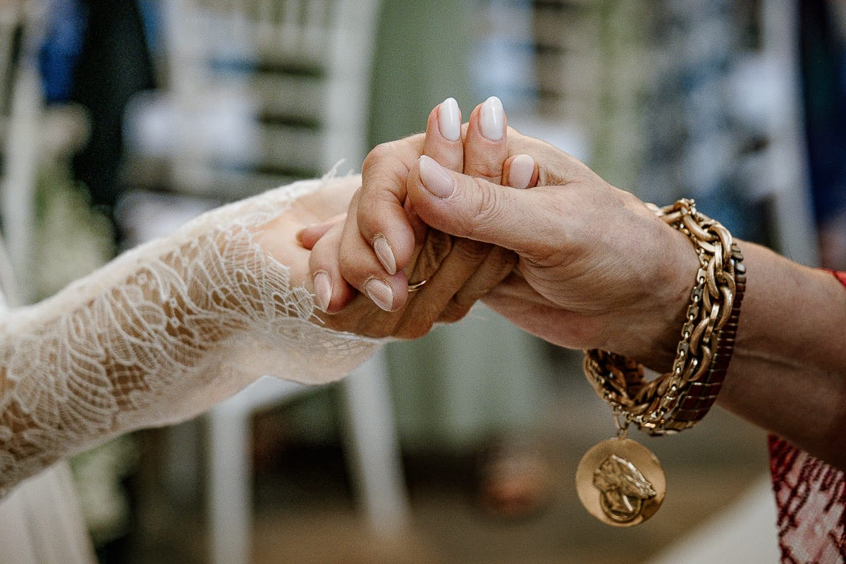 Matrimonio da favola al castello Canalis. Cerimonia. la mamma prende la mano della sposa
