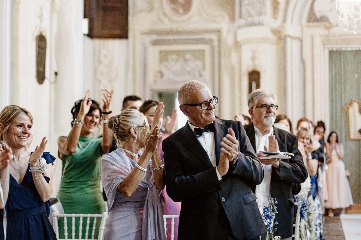 Matrimonio da favola al castello Canalis. Cerimonia.Gli invitati applaudono