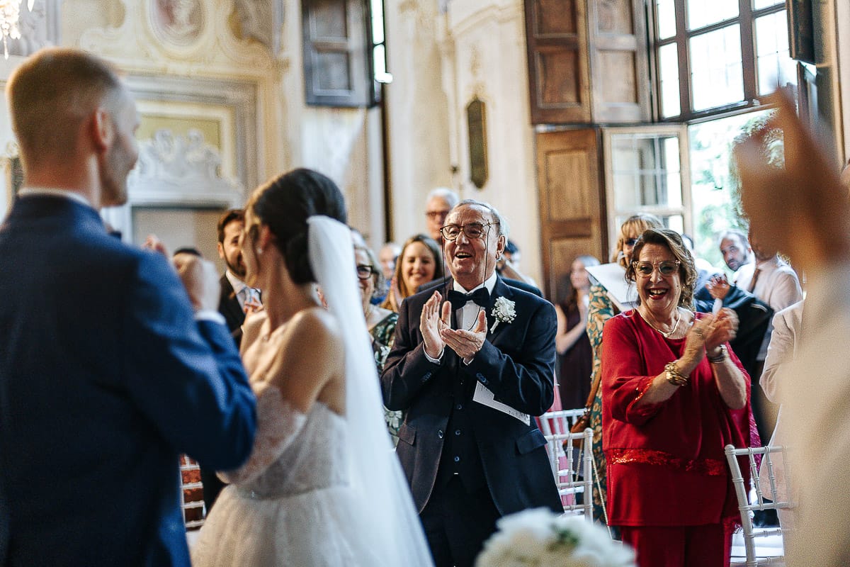 Matrimonio da favola al castello Canalis. Cerimonia.I genitori della sposa applaudono.