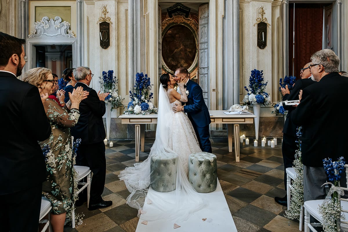 Matrimonio da favola al castello Canalis. Cerimonia.Gli sposi si baciano, gli invitati applaudono