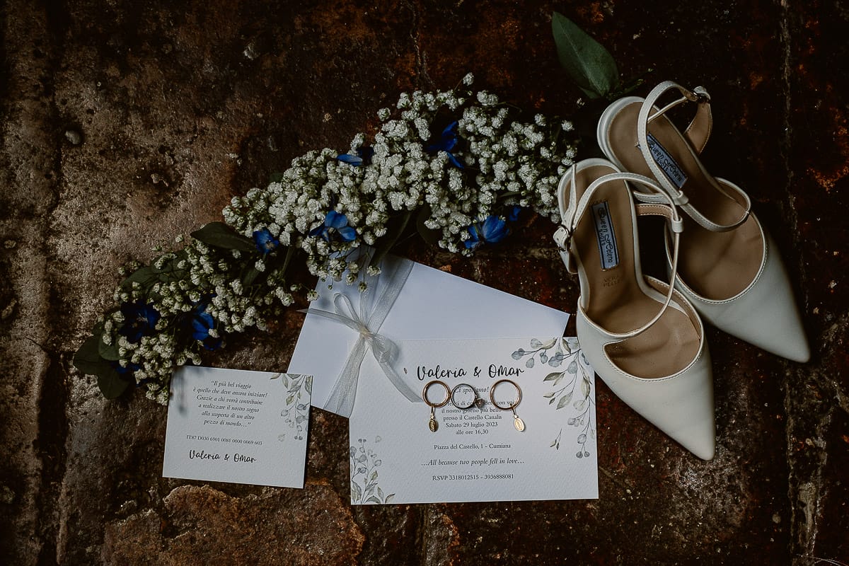 Matrimonio da favola al castello Canalis. Preparazione della sposa. Dettagli, partecipazioni, anelli corsages, scarpe