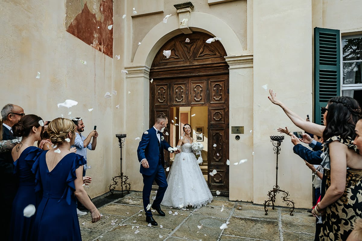 Matrimonio da favola al castello Canalis. Lancio dei petali.
