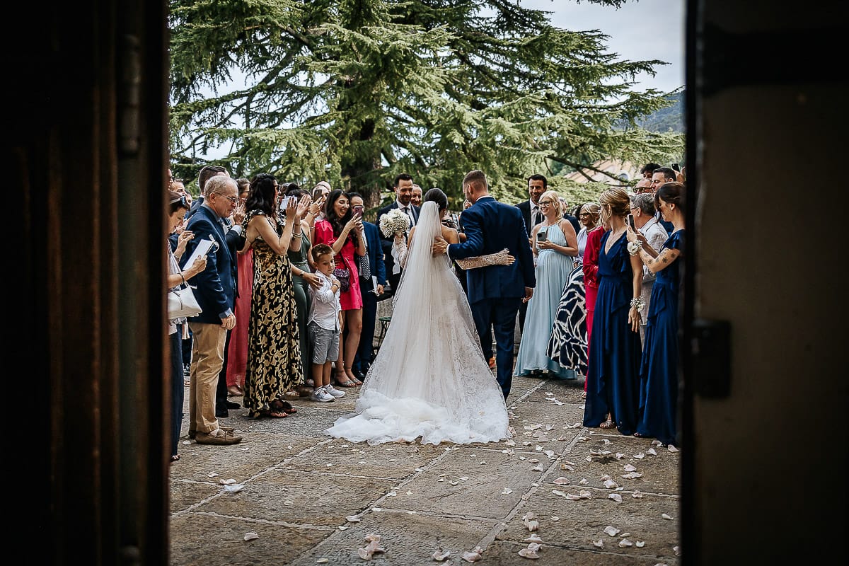 Matrimonio da favola al castello Canalis. Lancio dei petali.