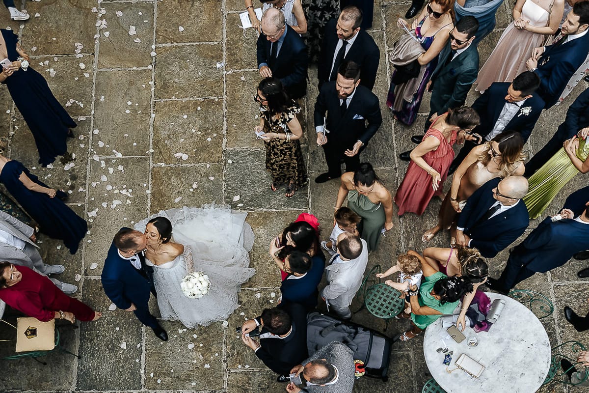 Matrimonio da favola al castello Canalis. Lancio dei petali. Gli sposi si baciano. Foto dal drone.