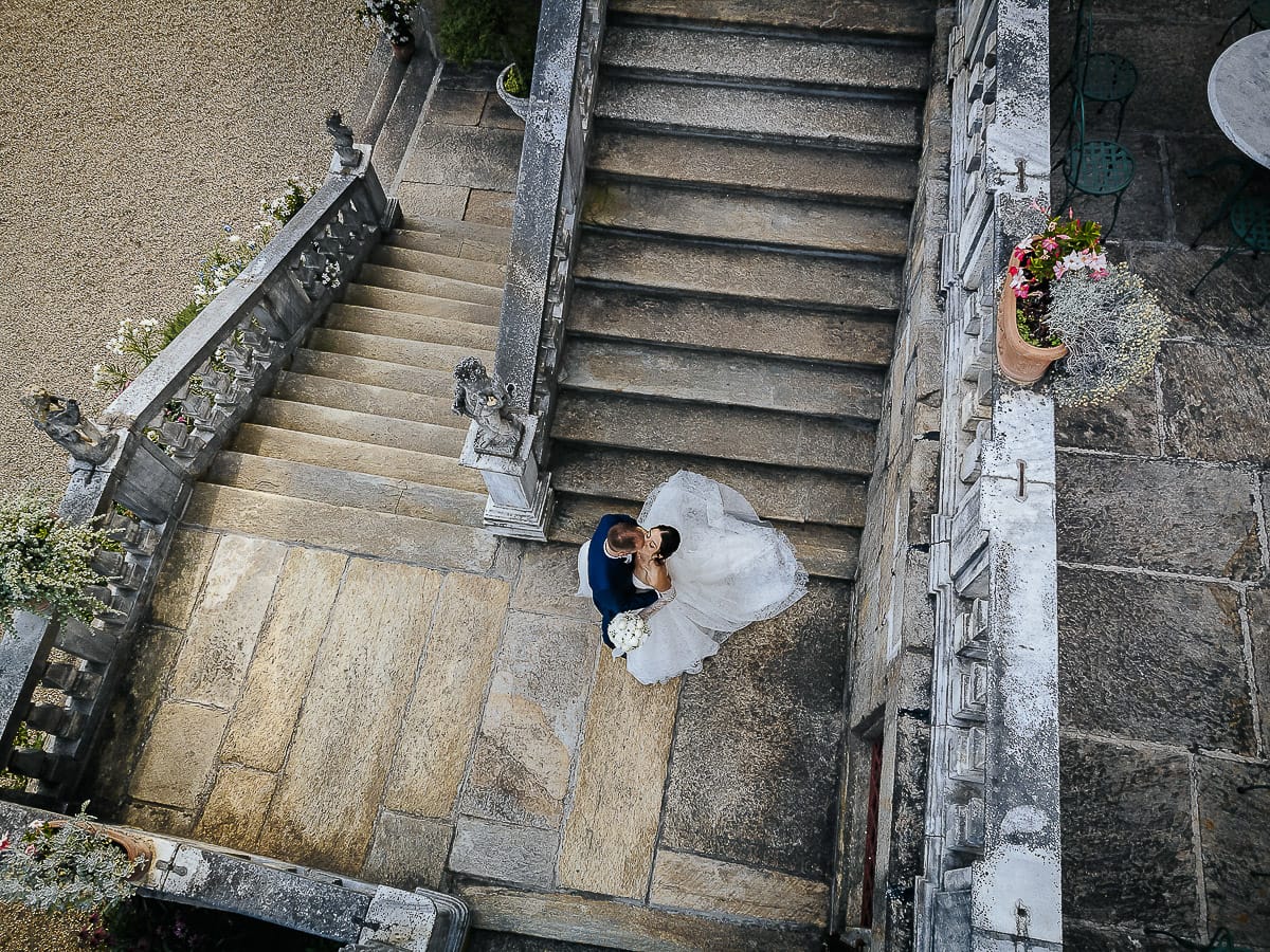 Matrimonio da favola al castello Canalis. Ritratto degli sposi dal drone. Sposi si baciano