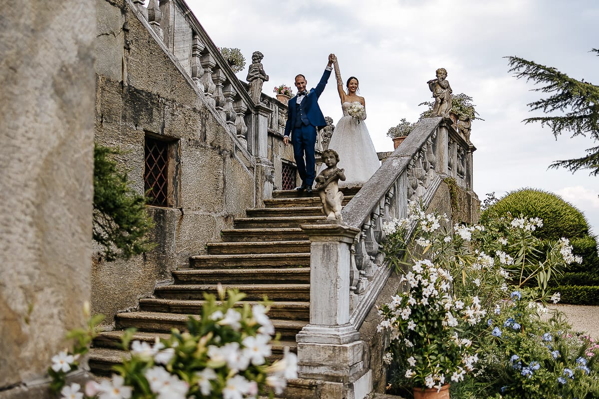 Matrimonio da favola al castello Canalis. Ritratto degli che scendono dallo scalone di pietra.