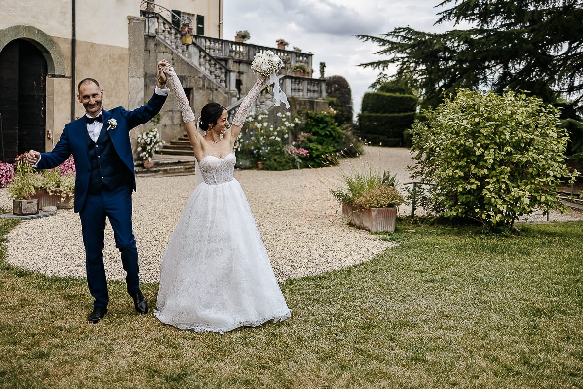 Matrimonio da favola al castello Canalis. Aperitivo. Sposi salutano gli ospiti.
