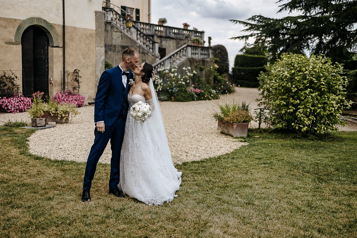 Matrimonio da favola al castello Canalis. Aperitivo. Sposi si baciano