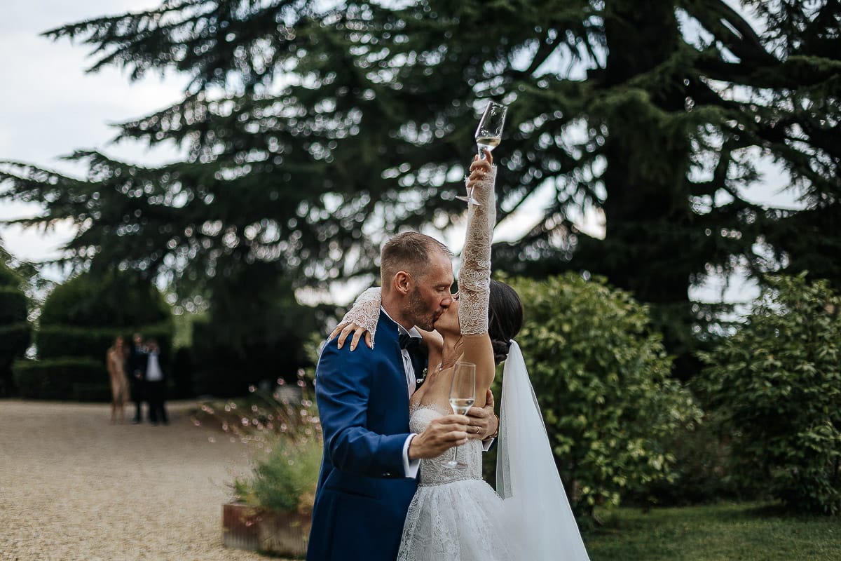 Matrimonio da favola al castello Canalis. Aperitivo. Sposi si baciano