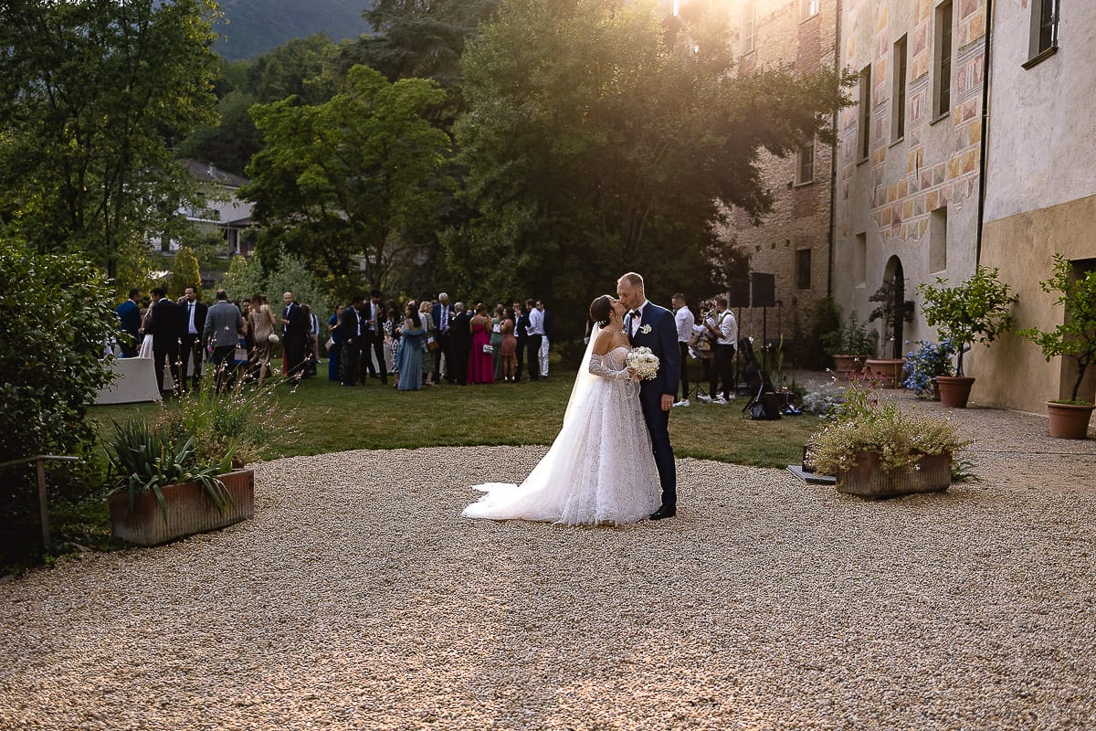 Matrimonio da favola al castello Canalis. Aperitivo. Sposi si baciano