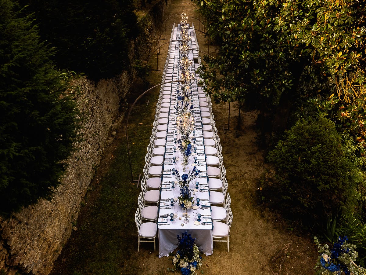 Matrimonio da favola al castello Canalis. Dettaglio del bellissimo tavolo imperiale con lampadari a goccia, fiori, tovaglioli e bicchieri blu. foto ripresa dal drone