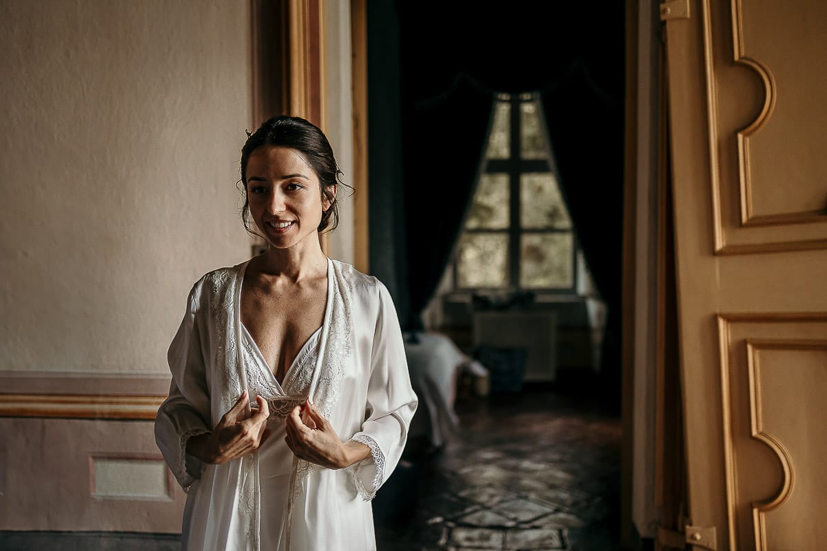 Matrimonio da favola al castello Canalis. Preparazione della sposa. Ritratto della sposa