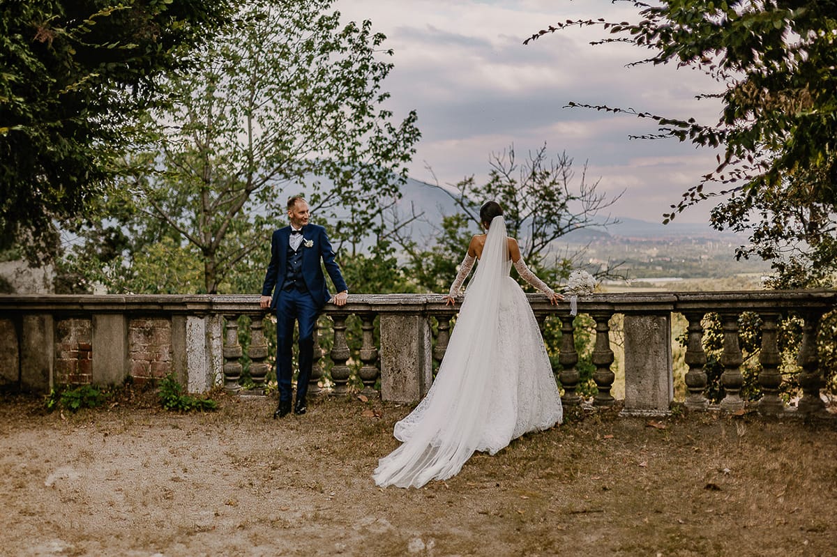 Matrimonio da favola al castello Canalis. Ritratto degli sposi. Sposi vicino alla balconata di pietra