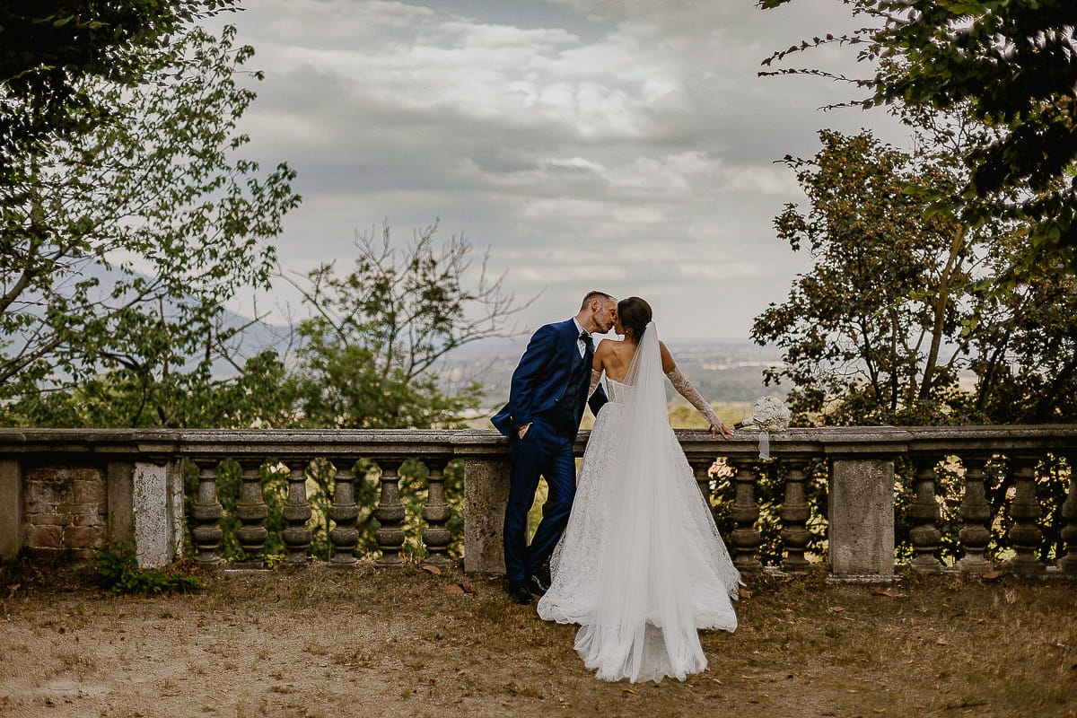 Matrimonio da favola al castello Canalis. Ritratto degli sposi. Sposi vicino alla balconata di pietra