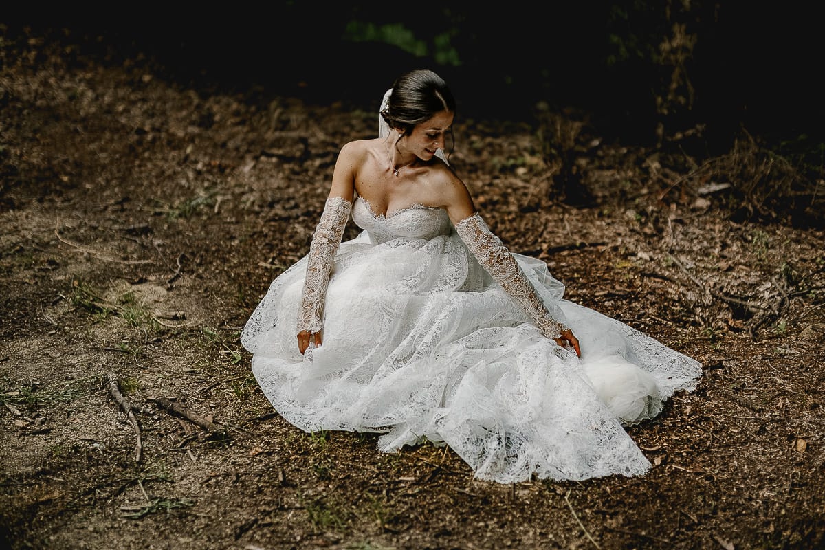 Matrimonio da favola al castello Canalis. Ritratto della sposa seduta per terra