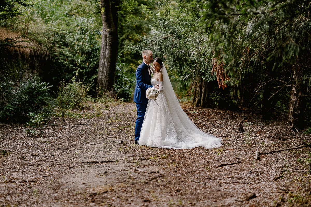 Matrimonio da favola al castello Canalis. Ritratto degli sposi nel bosco.