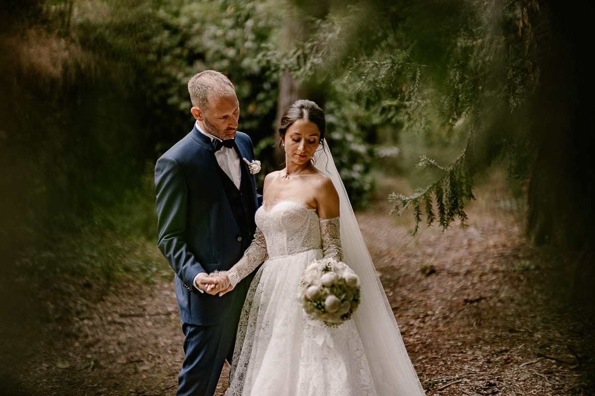 Matrimonio da favola al castello Canalis. Ritratto degli sposi nel bosco.