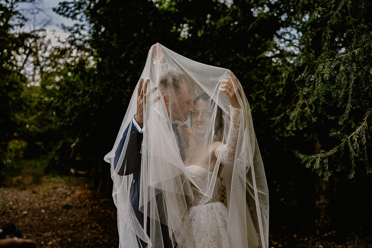 Matrimonio da favola al castello Canalis. Ritratto degli sposi nel bosco. Sposi sotto il velo