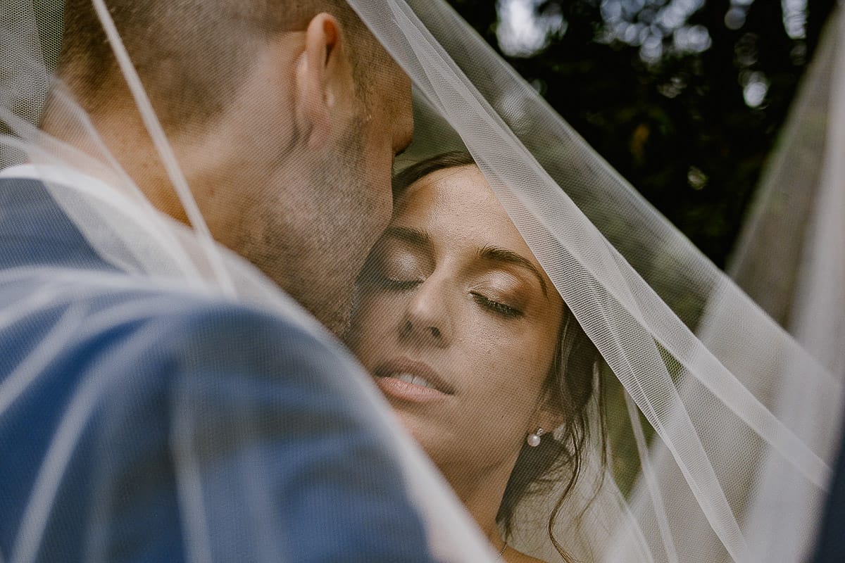 Matrimonio da favola al castello Canalis. Ritratto degli sposi nel bosco. Sposi sotto il velo