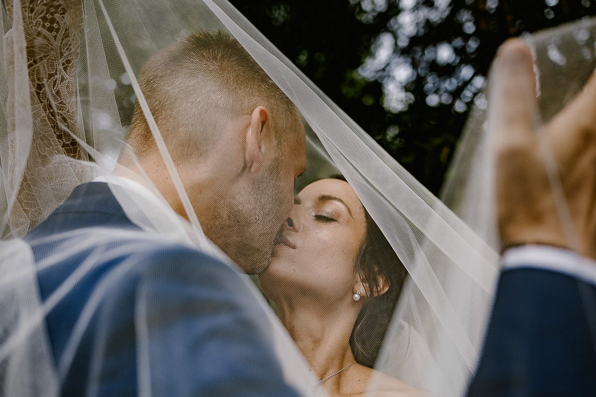 Matrimonio da favola al castello Canalis. Ritratto degli sposi nel bosco. Sposi sotto il velo
