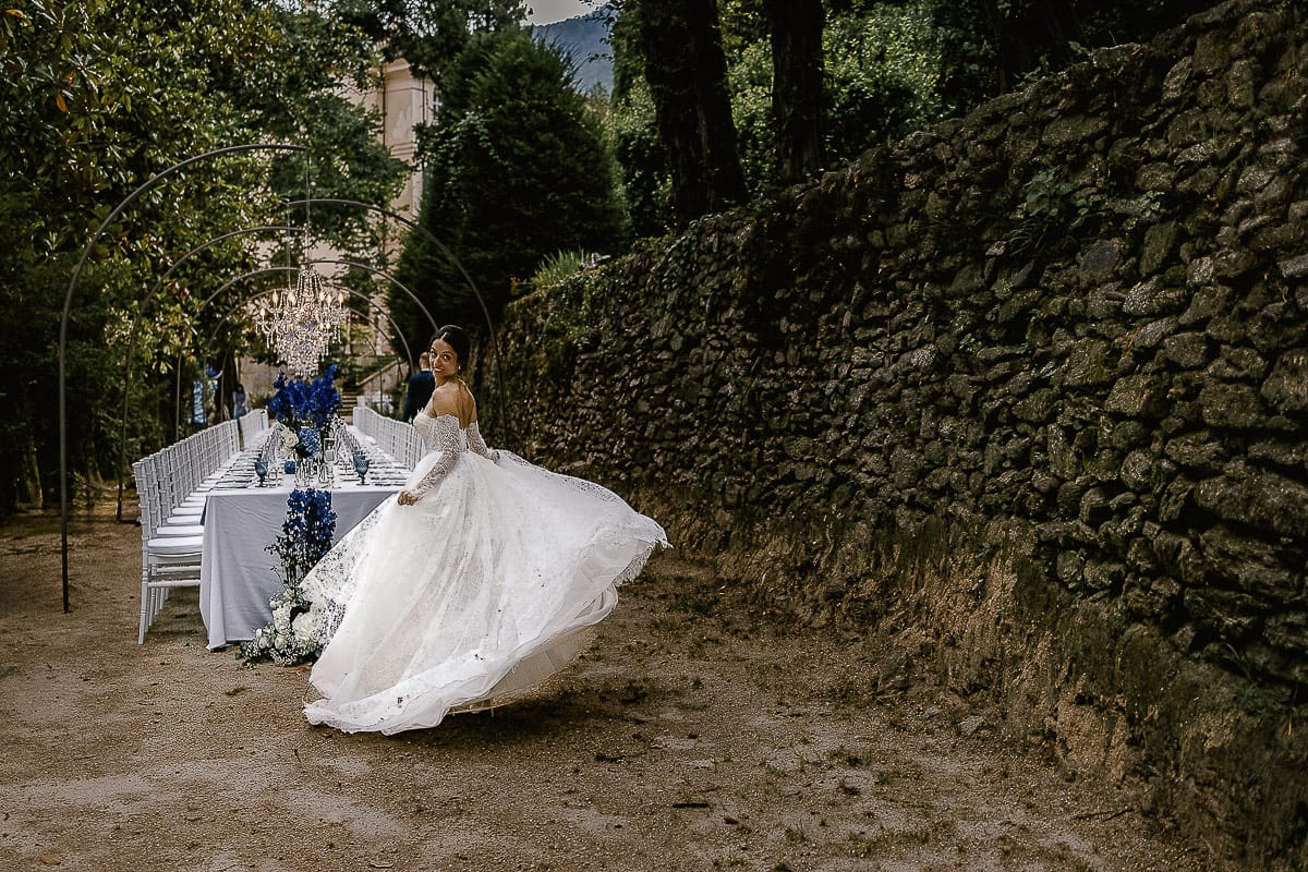 Matrimonio da favola al castello Canalis. Ritratto degli sposi nel bosco. Sposi vicino al tavolo imperiale. Sposa danza con il suo bellissimo abito di pizzo.