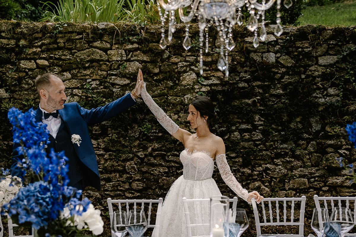 Matrimonio da favola al castello Canalis. Ritratto degli sposi nel bosco. Sposi vicino al tavolo imperiale.