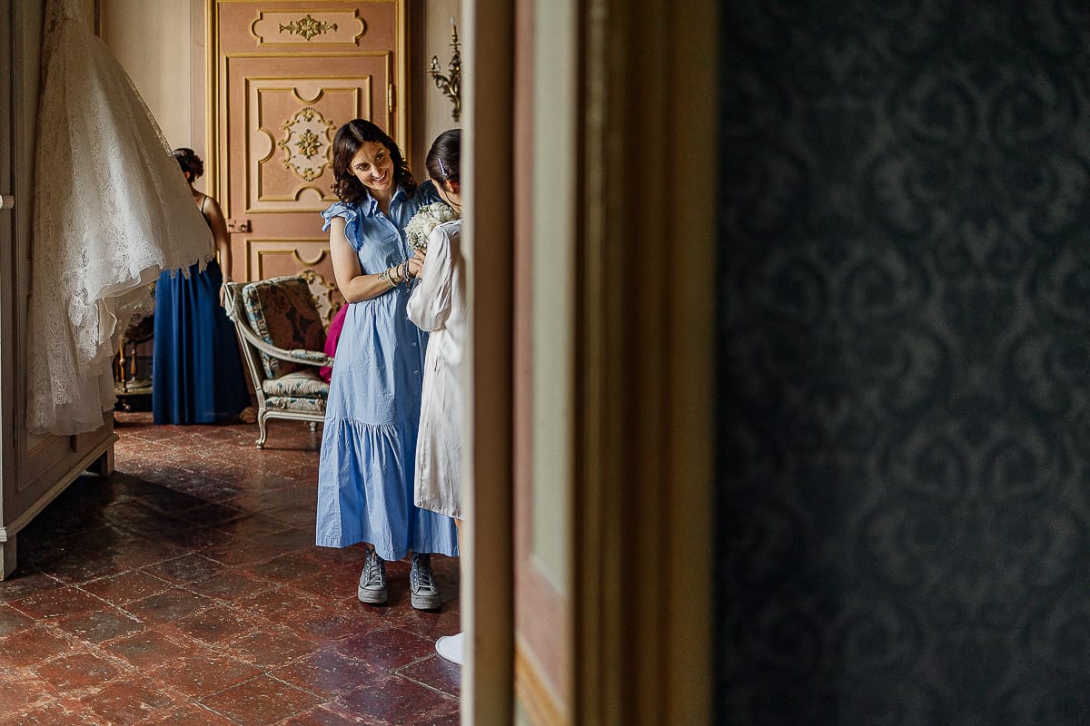 Matrimonio da favola al castello Canalis. Preparazione della sposa. Wp mostra il bouquet alla sposa.
