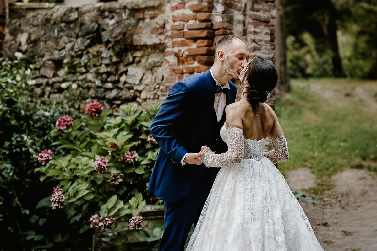 Matrimonio da favola al castello Canalis. Ritratto degli sposi nel bosco. Sposi si baciano