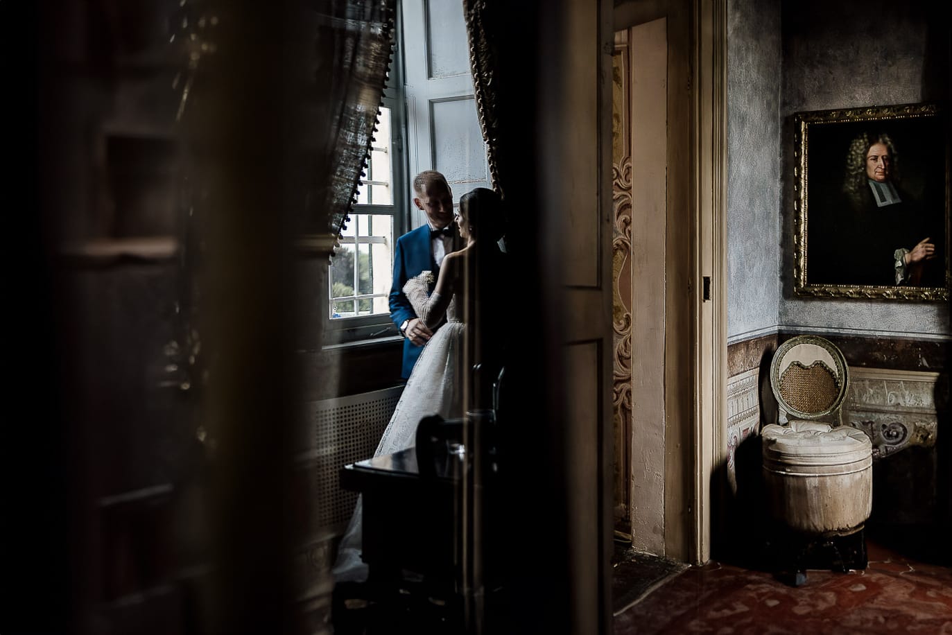 Matrimonio da favola al castello Canalis. Ritratto degli sposi nelle sale del castello. sposi riflessi in un vetro