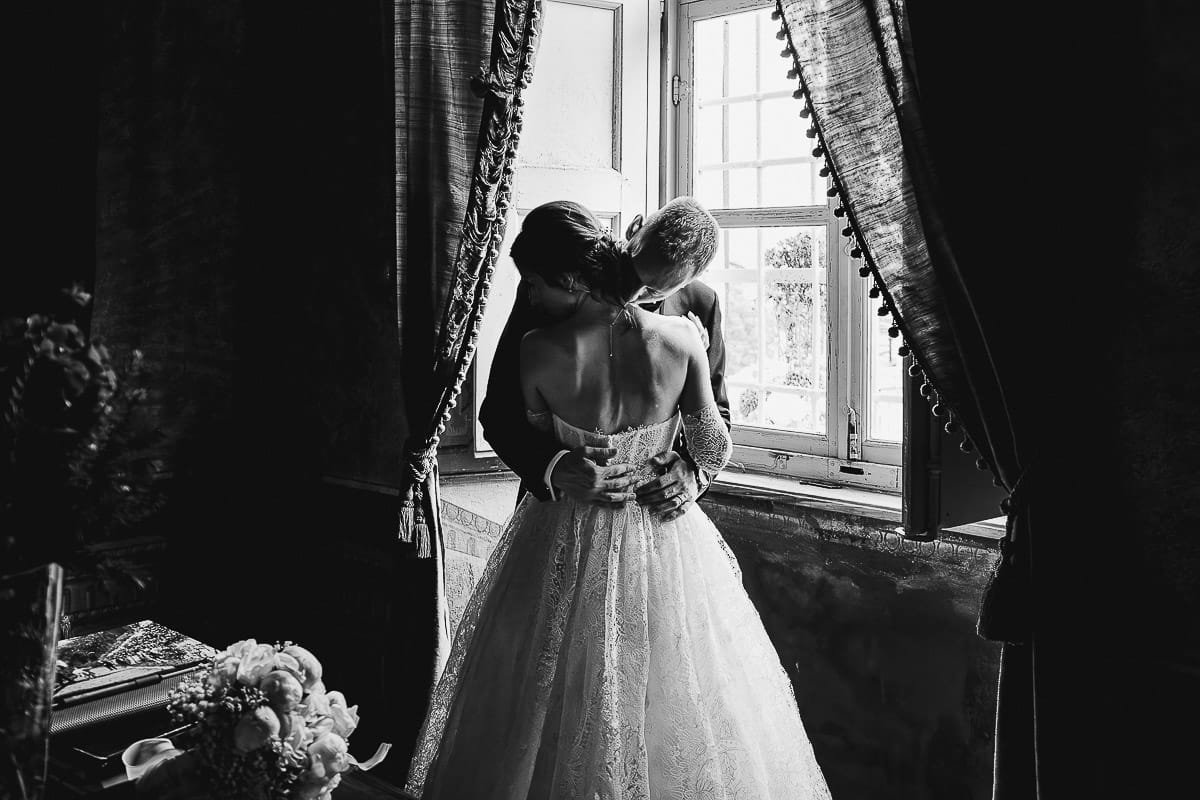Matrimonio da favola al castello Canalis. Ritratto degli sposi nelle sale del castello. sposi davanti alla finestra