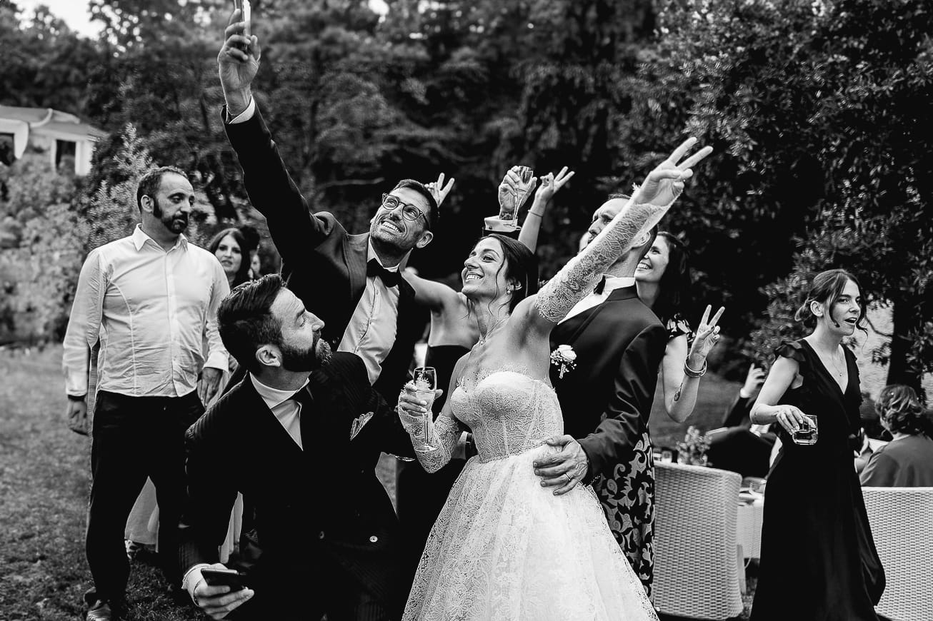 Matrimonio da favola al castello Canalis. Aperitivo. Sposi con gli amici si fanno un selfie.