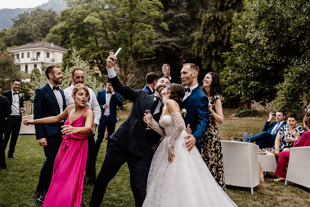 Matrimonio da favola al castello Canalis. Aperitivo. Sposi con gli amici si fanno un selfie.