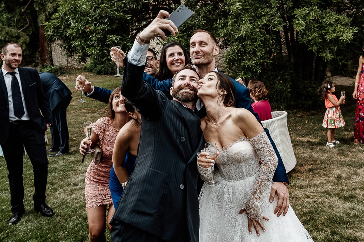 Matrimonio da favola al castello Canalis. Aperitivo. Sposi con gli amici si fanno un selfie.