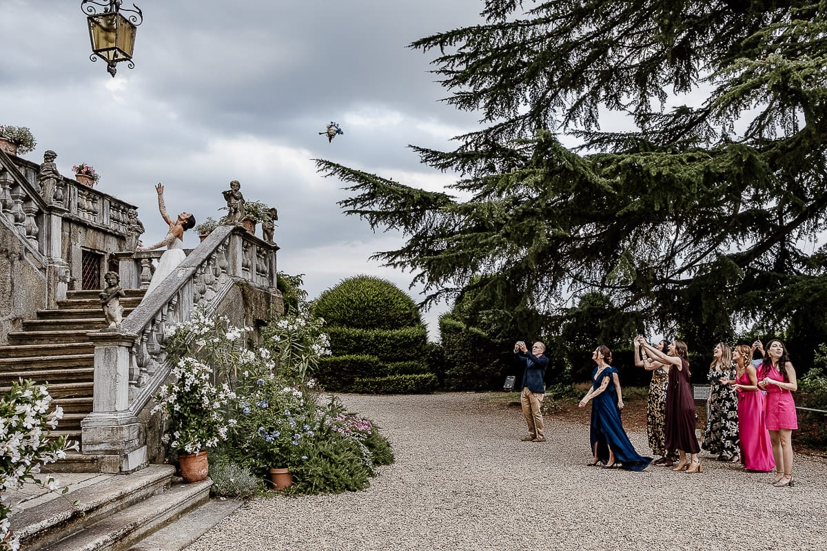 Matrimonio da favola al castello Canalis. Aperitivo. Lancio del bouquet.