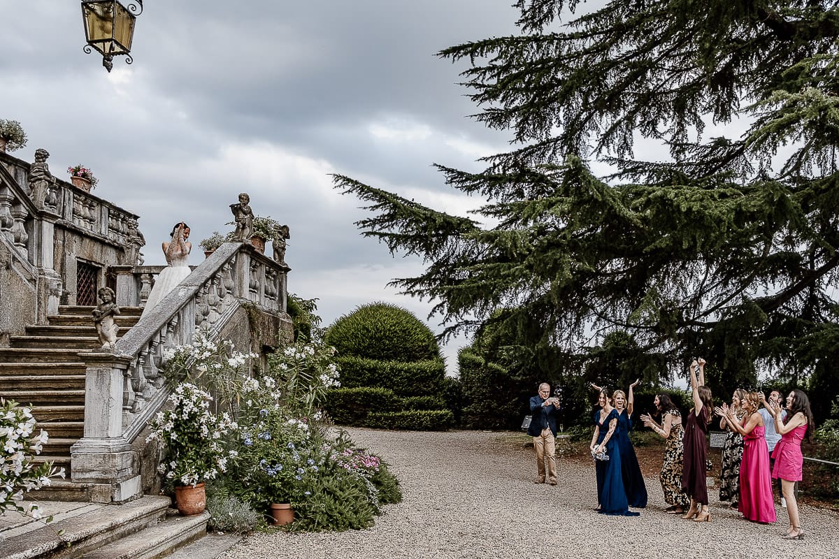 Matrimonio da favola al castello Canalis. Aperitivo. Lancio del bouquet.