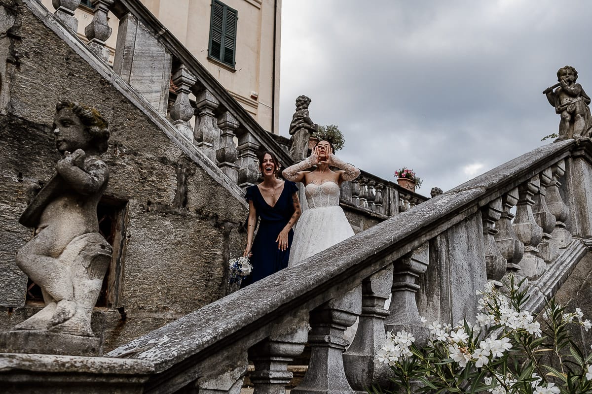 Matrimonio da favola al castello Canalis. Aperitivo. Lancio del bouquet. Sposa con la ragazza che ha preso il bouquet richiama l'attenzione dei presenti.