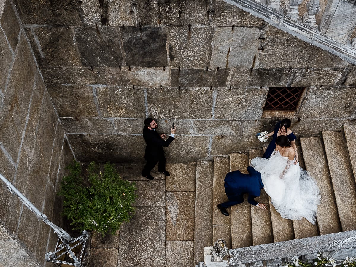 Matrimonio da favola al castello Canalis. Aperitivo. Lancio della giarrettiera. lo sposo sfila la giarrettiera dalla coscia della sposa con la bocca. Foto dal drone