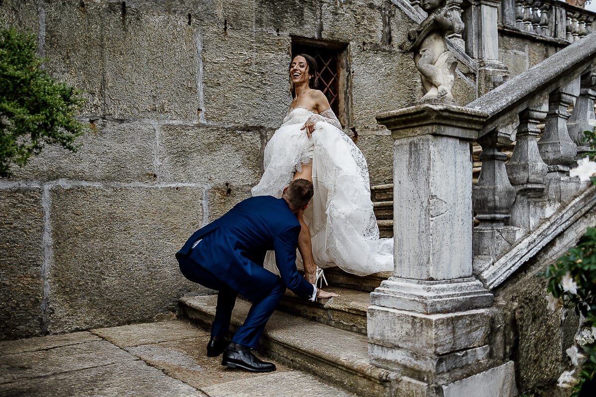 Matrimonio da favola al castello Canalis. Aperitivo. Lancio della giarrettiera. lo sposo sfila la giarrettiera dalla coscia della sposa con la bocca.