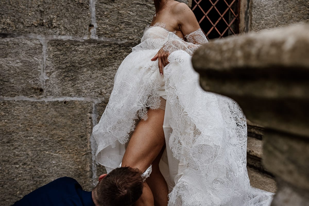 Matrimonio da favola al castello Canalis. Aperitivo. Lancio della giarrettiera. lo sposo sfila la giarrettiera dalla coscia della sposa con la bocca.