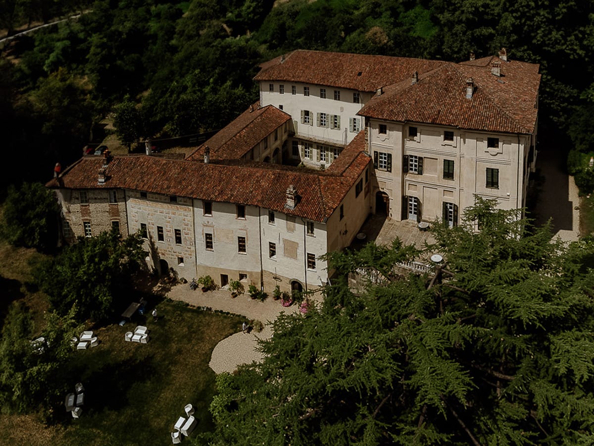 Matrimonio da favola al castello Canalis. Panorama della location. Foto dal drone