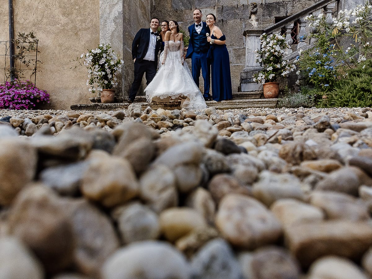 Matrimonio da favola al castello Canalis. Aperitivo. Foto di gruppo riprese dal drone posto sul terreno.